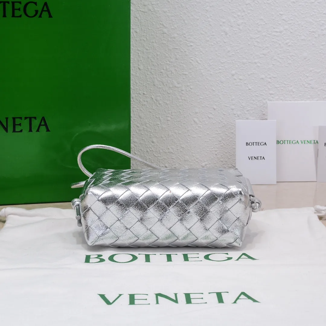 Batch 1160 B's new model is coming🔥Classic woven logo✅ The bag body is made of selected original sheepskin. The texture is soft and waxy. The simple square bag body is classic and versatile. The internal design is very practical. It has a large space and an adjustable iconic leather drawstring. It can be said to be both elegant and practical. The design is very simple and elegant. It has a kind of literary and retro style. Size model: 17*10*6cm, model number: 9896